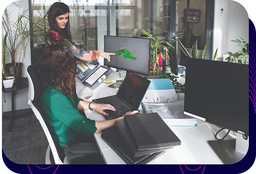 Zespół Silencions przy pracy: nasze specjalistki dobierają rozwiązania akustyczne do projektu, analizując model 3D.