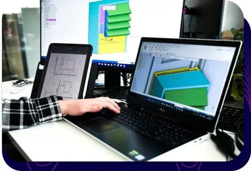 Inżynier Silencions pracujący w programie nad projektem obudowy na pompę ciepła; na ekranach laptopa i monitora widoczny model 3D oraz rysunek techniczny.