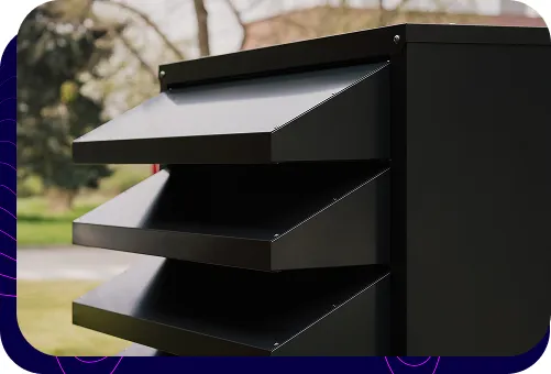 Zbliżenie na front czarnej obudowy pompy ciepła, podkreślające jej nowoczesny design.