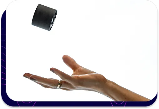 Zdjęcie przedstawiające dłoń podrzucającą mały, czarny tłumik akustyczny s|TWIST.