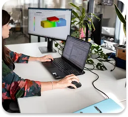 Specjalista w trakcie pracy, analizujący zaawansowane symulacje akustyczne na ekranach komputera. Główne monitory wyświetlają model 3D z wizualizacją rozprzestrzeniania się hałasu.