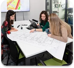 Zespół specjalistów Silencions omawia wnioski badań i analiz akustycznych.