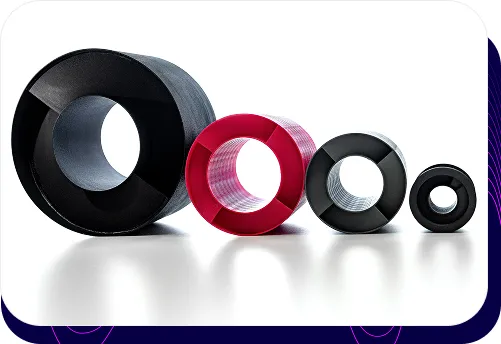 Zdjęcie produktowe przedstawiające cztery okrągłe tłumiki akustyczne sTWIST w różnych rozmiarach i kolorach. Tłumiki, wykonane w technologii druku 3D.