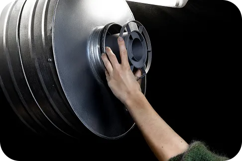 Inżynier instalujący tłumik akustyczny S|TWIST| w otworze kanału wentylacyjnego – przykład montażu pasywnego systemu wygłuszającego.