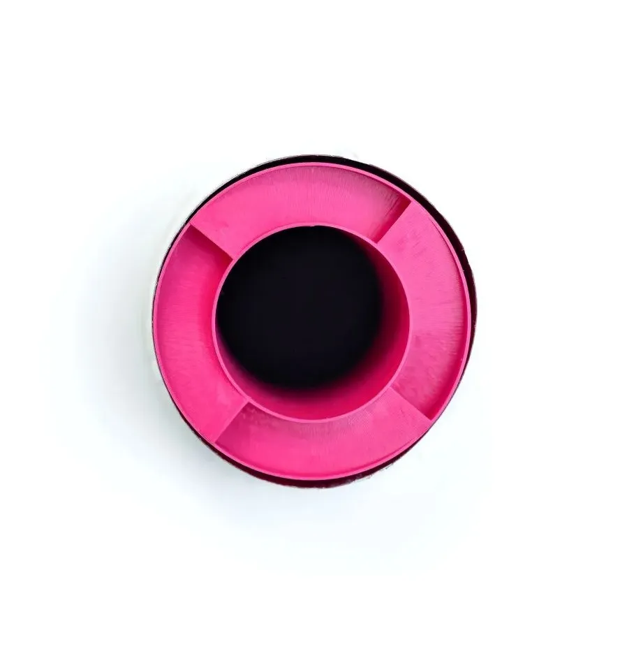 Zdjęcie demonstrujące zastosowanie tłumika akustycznego S|TWIST, który jest zainstalowany wewnątrz standardowego, okrągłego kanału wentylacyjnego. Tłumik idealnie wypełnia przekrój rury, co pokazuje łatwość integracji i montażu w istniejącym systemie wentylacji.