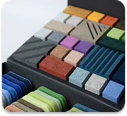 Wzornik z próbkami materiałów akustycznych, pokazujący różnorodność kolorów i faktur do wyboru w projekcie.