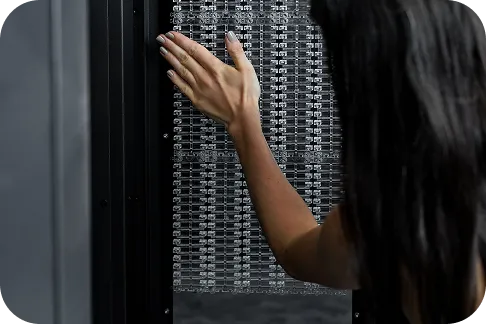 Inżynierka Silencions montująca zaawansowany panel akustyczny w docelowej konstrukcji – przykład instalacji systemu wygłuszającego