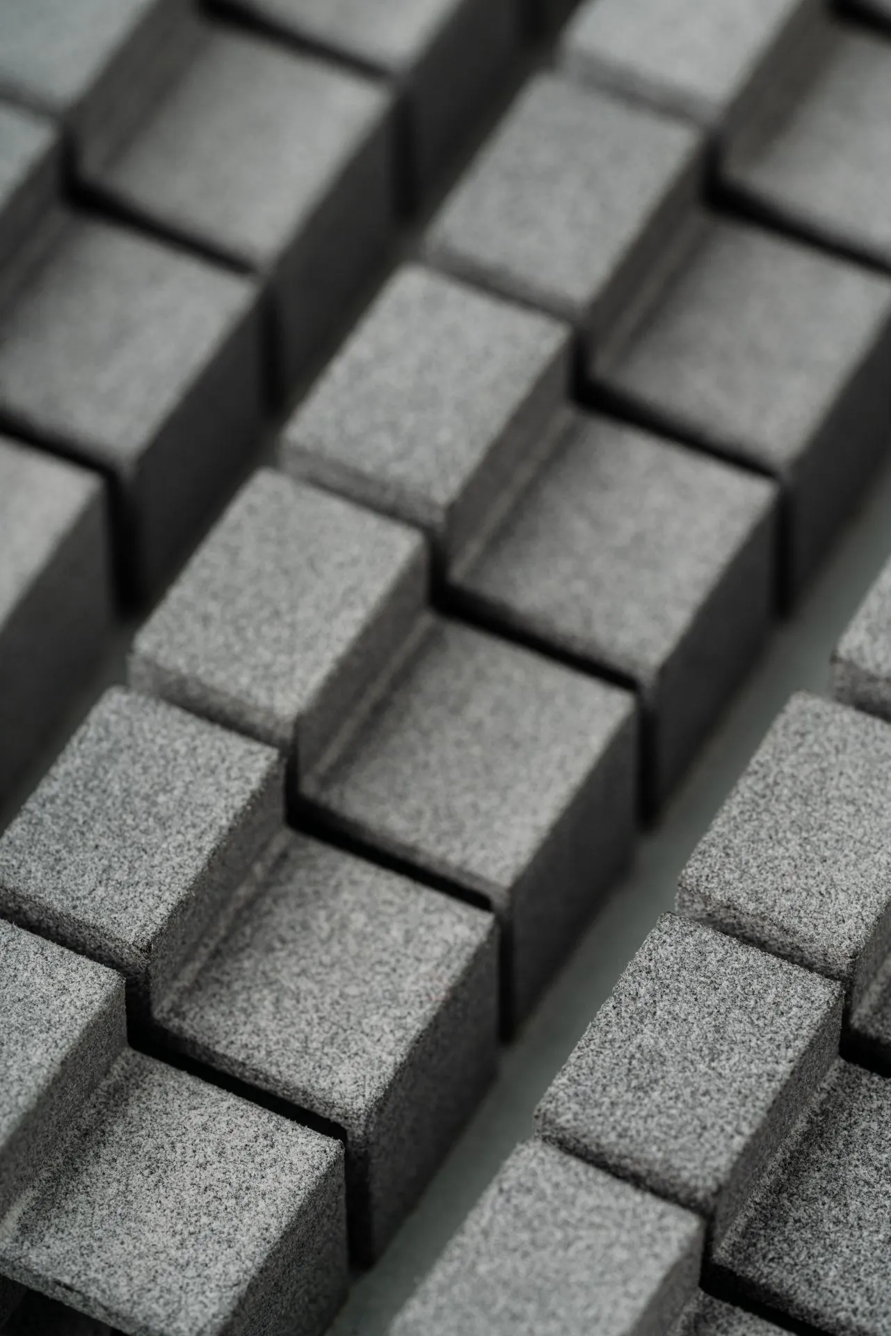 Zbliżenie na strukturę porowatą zaawansowanego materiału dźwiękochłonnego, przykład absorbera akustycznego Silencions