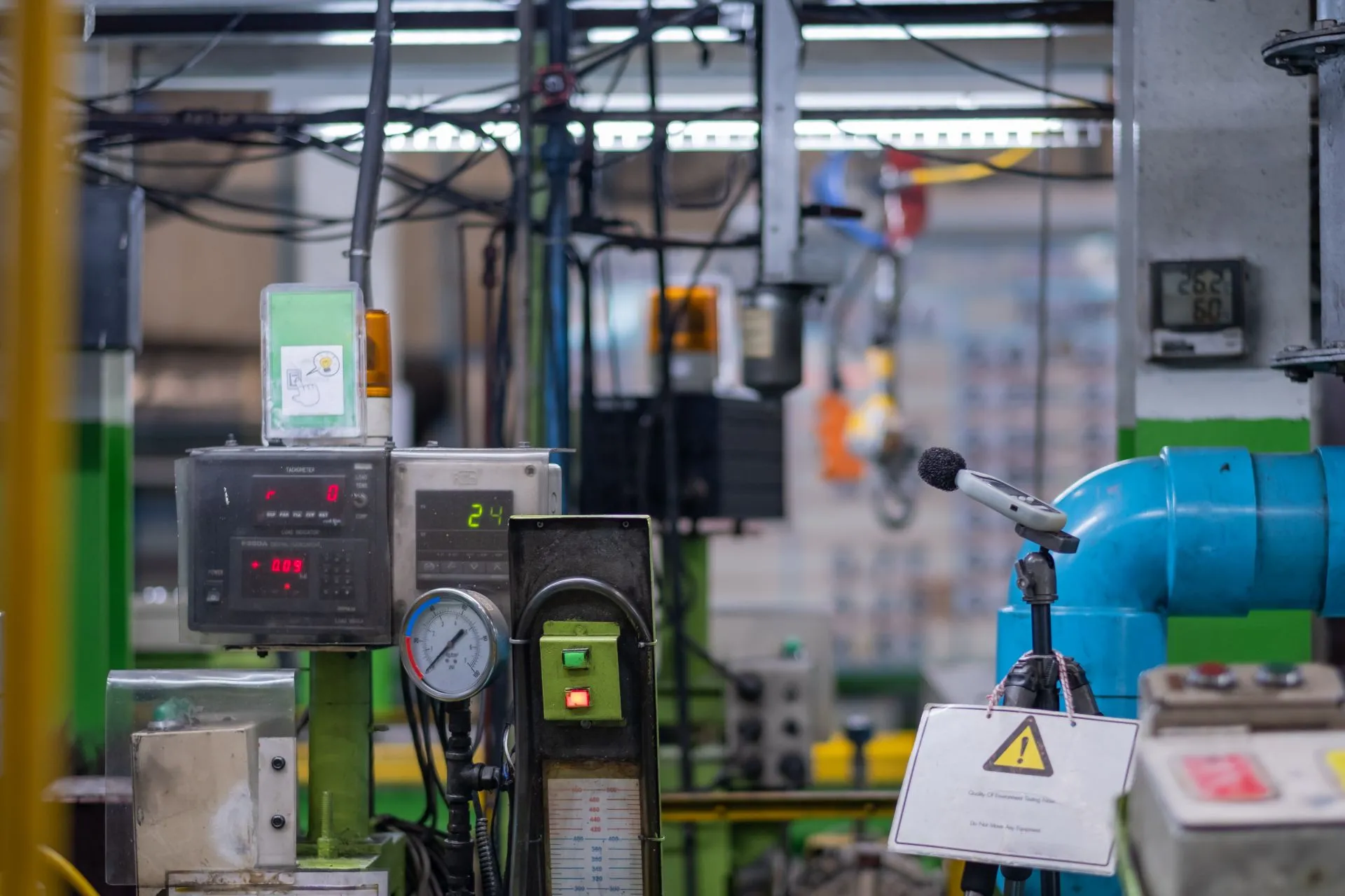 Mikrofon pomiarowy wykonujący diagnostykę akustyczną głośnej maszyny przemysłowej u źródła.