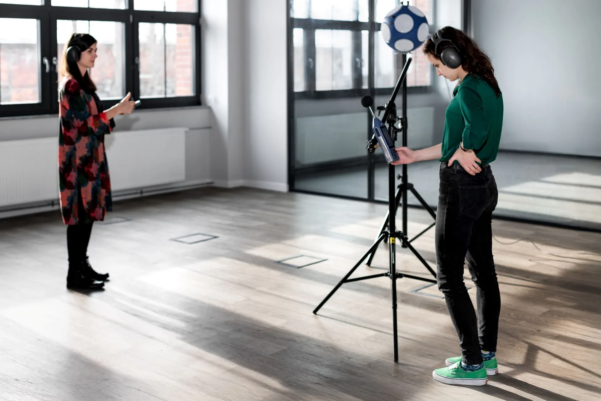 Zespół inżynierów akustyki  Silencions wykonujący pomiar izolacyjności akustycznej i czasu pogłosu w nowym budynku.