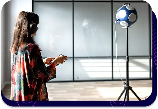 Inżynier akustyk wykonujący precyzyjne pomiary hałasu miernikiem klasy 1 w otoczeniu przemysłowym.