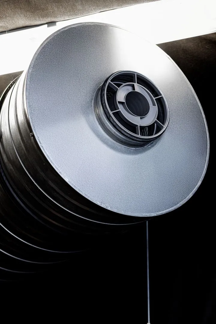 Przemysłowy tłumik akustyczny Silencions zamontowany w systemie wentylacji jako element skutecznej redukcji hałasu.