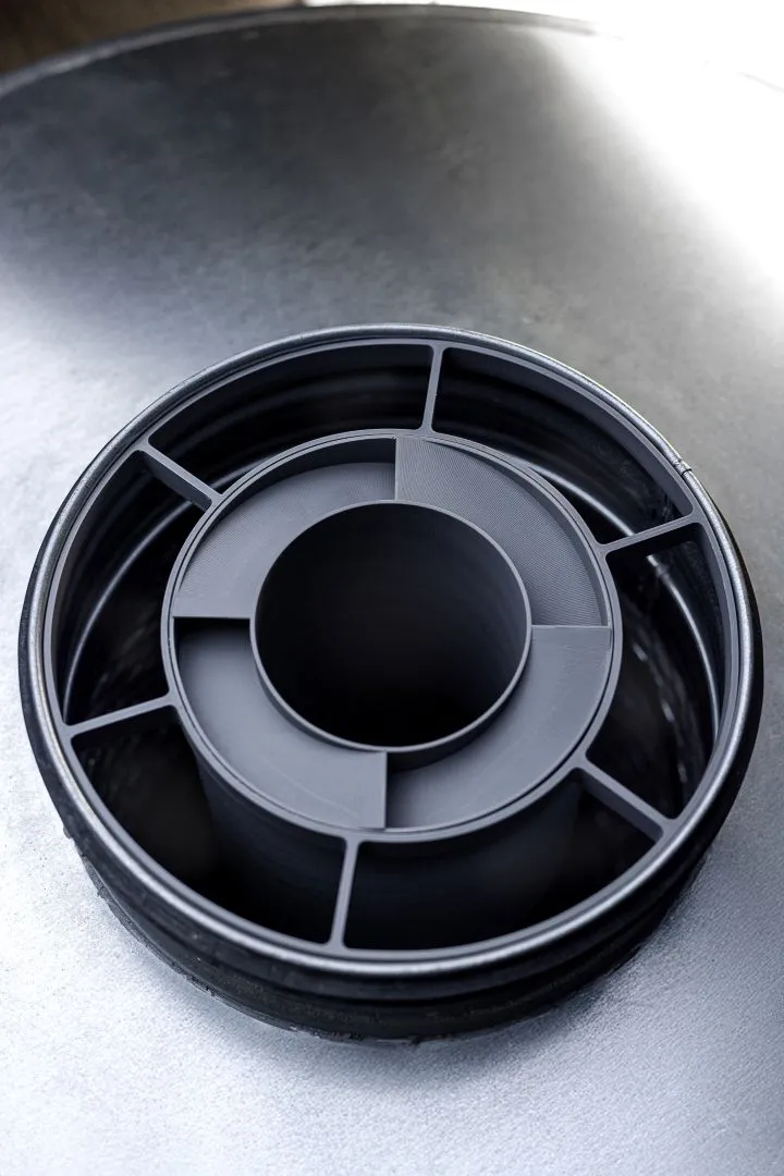 Zbliżenie na tłumik akustyczny s|TWIST| firmy Silencions, pokazujące jego unikalną geometrię wewnętrzną opartą na metamateriałach.