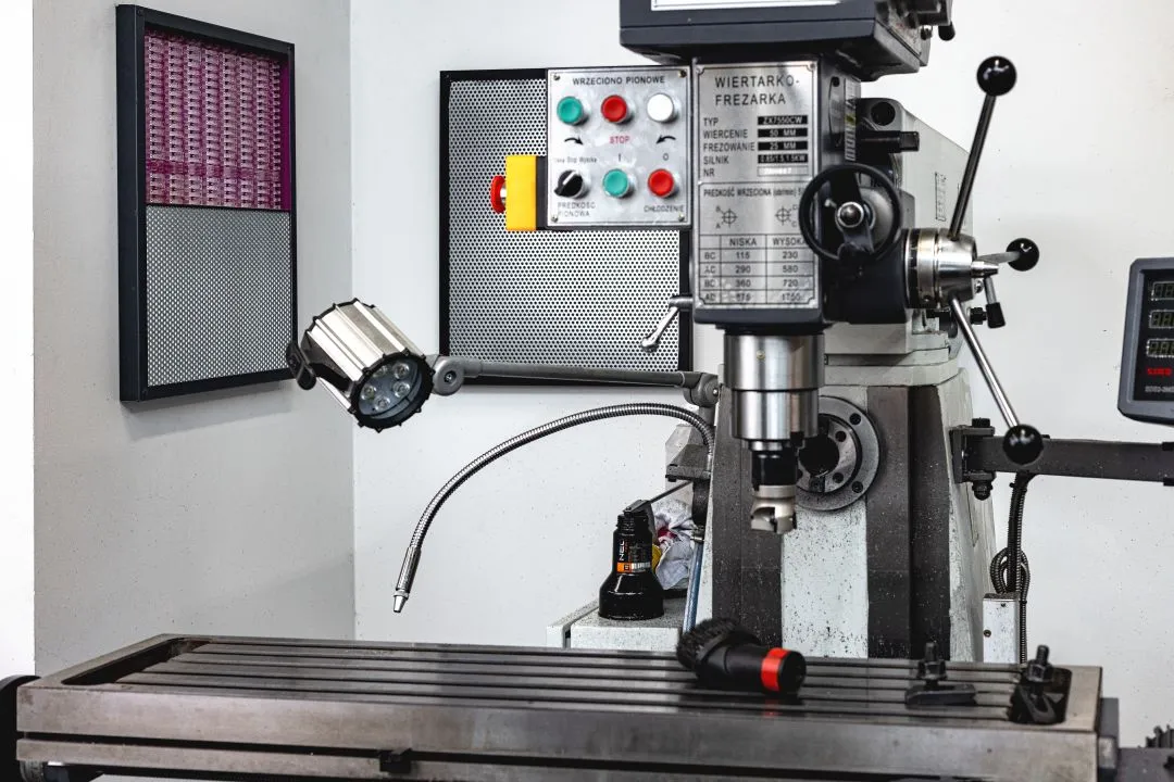 Wyciszanie maszyn przemysłowych: Metody, proces i sprawdzone rozwiązania akustyczne