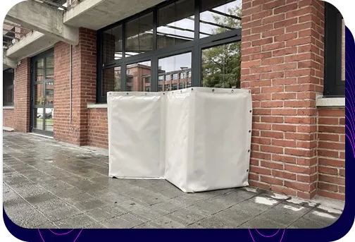 Panele akustyczne s|FLEX| stojące na chodniku przy ceglanym budynku przemysłowym