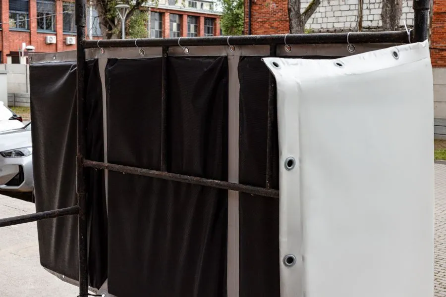 Widok od tyłu na zamontowane panele akustyczne s|FLEX| pokazujący sposób montażu za pomocą opasek.